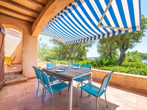 Plante, Propriété, Meubles, Table, Bleu Azur, Ombre, Chaise, Mobilier De Jardin, Design Intérieur, Tableau De Plein Air
