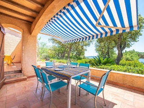 Plante, Propriété, Meubles, Table, Bleu Azur, Ombre, Chaise, Mobilier De Jardin, Design Intérieur, Tableau De Plein Air