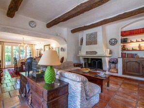 Möbel, Eigentum, Bilderrahmen, Tabelle, Holz, Interior Design, Wohnzimmer, Fussboden, Schublade, Stuhl