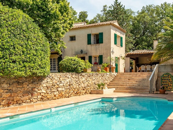 L'Eau, Plante, Bâtiment, Propriété, Fenêtre, Arbre, Bleu Azur, Piscine, Architecture, Ciel