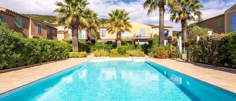 Cloud, Water, Sky, Plant, Daytime, Property, Swimming Pool, Nature, Azure, Tree