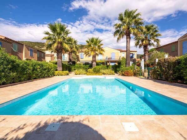 Cloud, Water, Sky, Plant, Daytime, Property, Swimming Pool, Nature, Azure, Tree