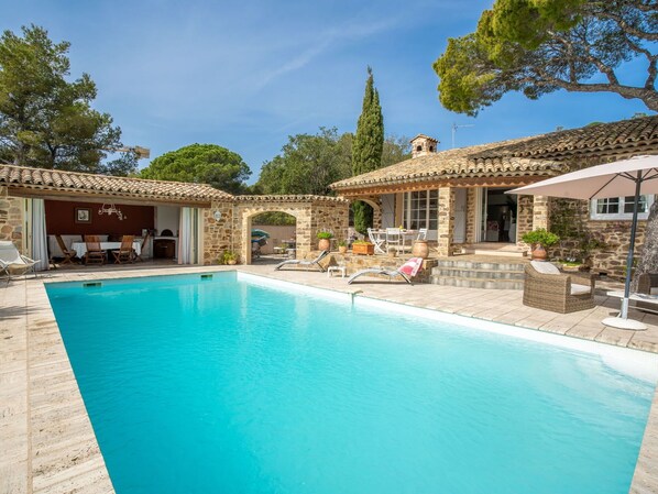 Water, Sky, Plant, Property, Cloud, Swimming Pool, Azure, Tree, Building, Chair