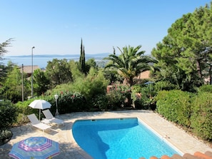 L'Eau, Plante, Ciel, Bâtiment, Bleu, Arbre, Bleu Azur, Piscine, Chaise, Mobilier De Jardin