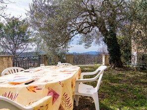 Meubles, Bâtiment, Ciel, Arbre, Design Intérieur, Plante, Maison, Loisir, Ombre, Chaise