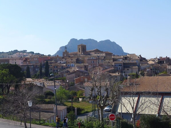 Ciel, Plante, Propriété, Bâtiment, Montagne, Arbre, Éclairage Public, Quartier, Design Urbain, Zone Résidentielle
