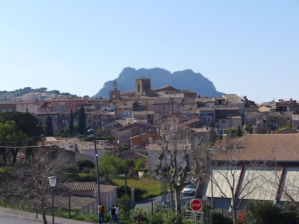 Ciel, Plante, Propriété, Bâtiment, Montagne, Arbre, Éclairage Public, Quartier, Design Urbain, Zone Résidentielle