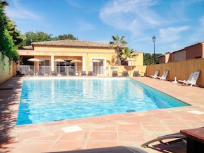 Piscine, Propriété, Domicile, Maison, Bâtiment, Immobilier, Zone Résidentielle, Vacances, Ville, Ciel