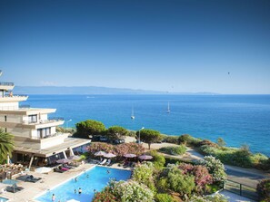 L'Eau, Ciel, Propriété, Bâtiment, Plante, Bleu Azur, Station Balnéaire, Cotiers Et Relief Océaniques, Arbre, Plage