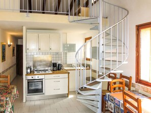 Pièce, Meubles, Propriété, Bâtiment, Cuisine, Design Intérieur, Cabinetry, Domicile, Jaune, Sol