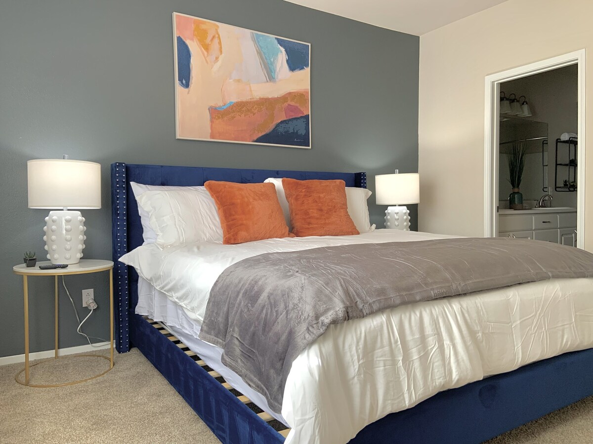 VIP 2 King beds, Fast Wi-Fi, and smart TV’s