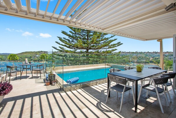 Dine alfresco at the six person table 