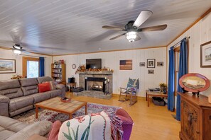 Living Room | Flat-Screen TV w/ DVD Player | Free WiFi | Wood-Burning Fireplace