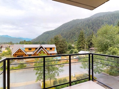 Harrison Lake View Resort - Three Bedroom Penthouse Suite – Mountain View 2