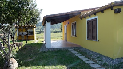 UNABHÄNGIGE VILLA MIT BLICK AUF 500MT VON EINEM KLEINEN GEPOLSTERTEN STRAND (6/8 Plätze)