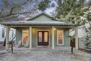 Welcome to Lucky Enough! A 3BR, 3BA bungalow with parking for up to 3 cars and private pool!