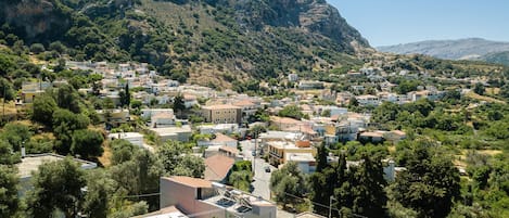 Modern house,Near amenities,Short drive to Cretan beaches,Spili
