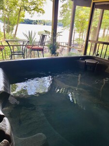 LAKEFRONT Home with Hot Tub & Pool Table near Nashville