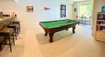 LAKEFRONT Home with Hot Tub & Pool Table near Nashville