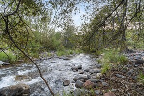 offers direct access to Oak Creek and several of its serene swim holes.