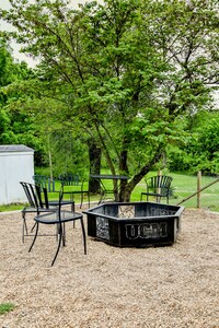 Cozy Retreat in Town with Firepit and Large Fenced  Backyard- pets welcome ❤🐶