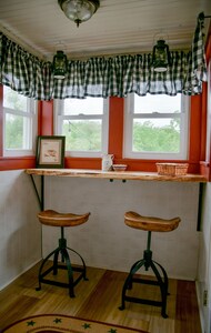 Cozy Retreat in Town with Firepit and Large Fenced  Backyard- pets welcome ❤🐶