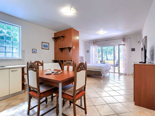 Möbel, Tabelle, Eigentum, Cabinetry, Fenster, Stuhl, Holz, Beleuchtung, Interior Design, Zimmerpflanze