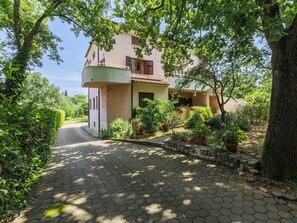 Shrub, Garden, Estate, Cottage, Landscaping, Lawn, Yard, Hacienda, Farmhouse, Villa