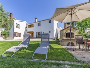 Plante, Ciel, Meubles, Propriété, Bâtiment, Chaise, Fenêtre, Ombre, Mobilier De Jardin, Architecture