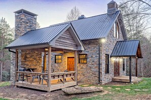Outdoor Patio & Fireplace