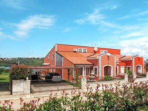 Himmel, Wolke, Pflanze, Blume, Gebäude, Fenster, Haus, Grundstueck, Wohngebiet, Ländliches Gebiet