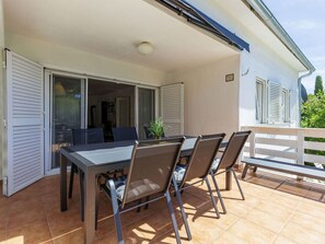 Möbel, Fussboden, Flooring, Schatten, Stuhl, Gartenmöbel, Decke, Veranda, Balkon, Deck