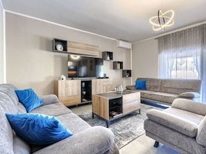 Möbel, Interior Design, Couch, Flooring, Holz, Fussboden, Wohnzimmer, Decke, Zimmer, Fernsehen