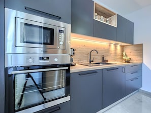 Küchengerät, Küche, Countertop, Cabinetry, Major Appliance, Möbel, Haushaltsgerät, Interior Design, Flooring, Herd