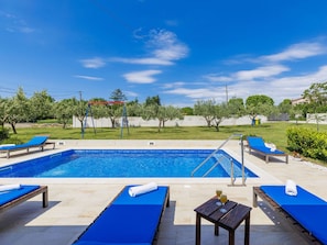 Blau, Schwimmbad, Gartenmöbel, Resort, Sonnenliege, Regenschirm, Stuhl, Eco Hotel, Landscaping, Freizeitzentrum