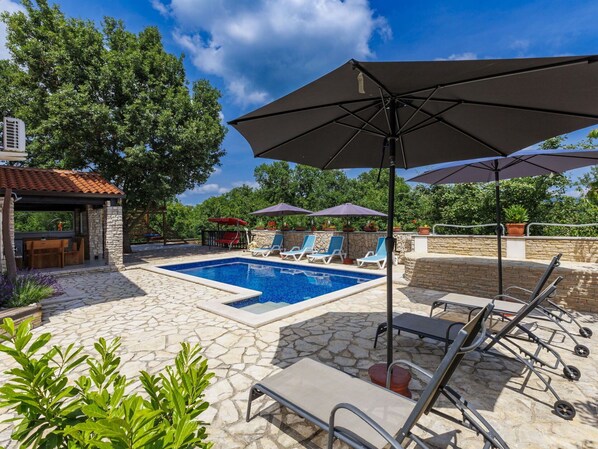 Nuage, Plante, Ciel, Piscine, Ombre, Mobilier De Jardin, Bâtiment, Chaise, Arbre, Loisir