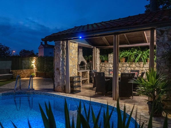 Plante, Propriété, Ciel, L'Eau, Bleu, Bleu Azur, Ombre, Architecture, Mobilier De Jardin, Piscine