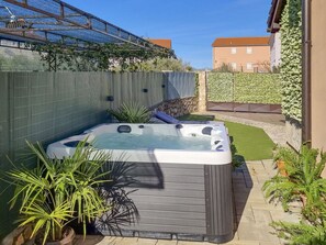 Plante, Propriété, Ciel, Bâtiment, Rectangle, Design Intérieur, Herbe, Fenêtre, Zone Résidentielle, Design Urbain