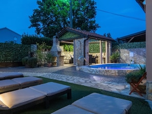 Plante, L'Eau, Bleu, Ciel, Piscine, Ombre, Mobilier De Jardin, Architecture, Bâtiment, Arbre