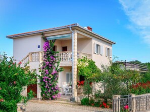 Fleur, Plante, Ciel, Bâtiment, Fenêtre, Nuage, Maison, Lot Terre, Chalet, Zone Résidentielle