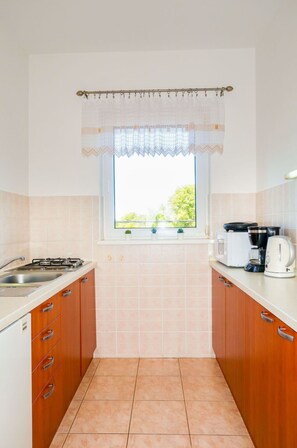 Cabinetry, Évier, Bâtiment, Bois, Cuisine, Comptoir, Evier, Design Intérieur, Appareil De Cuisine, Fenêtre