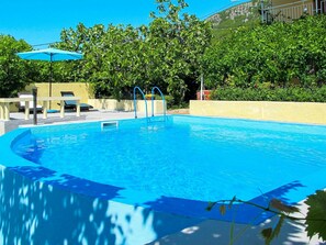 Wasser, Himmel, Pflanze, Schwimmbad, Blau, Azurblau, Gartenmöbel, Schatten, Baum, Gebäude