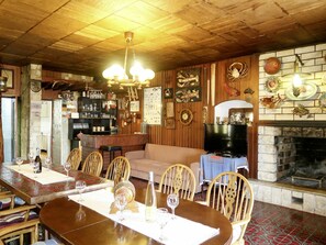 Bâtiment, Pièce, Restaurant, Propriété, Design Intérieur, Meubles, Table, Faisceau, Salle À Manger, Plafond