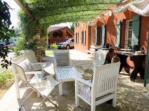 Propriété, Bâtiment, Restaurant, Table, Patio, Immobilier, Meubles, Tableau De Plein Air, Maison, Pièce