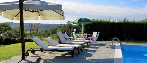 Property, Furniture, Sunlounger, Swimming Pool, Outdoor Furniture, Patio, House, Shade, Table, Leisure