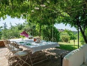 Pflanze, Tabelle, Möbel, Stuhl, Tisch Im Freien, Gartenmöbel, Baum, Tischdecke, Schatten, Freizeit