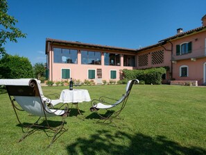 Ciel, Plante, Fenêtre, Table, Bâtiment, Chaise, Arbre, Ombre, Lot Terre, Mobilier De Jardin