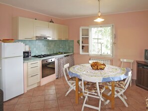 Möbel, Tabelle, Cabinetry, Countertop, Holz, Beleuchtung, Sinken, Interior Design, Stuhl, Küche