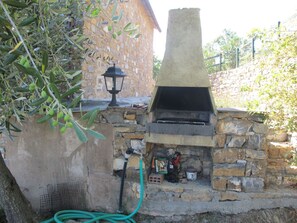 Pflanze, Himmel, Baum, Gas, Mauerwerk, Backstein, Wasser, Gras, Holz, Glocke