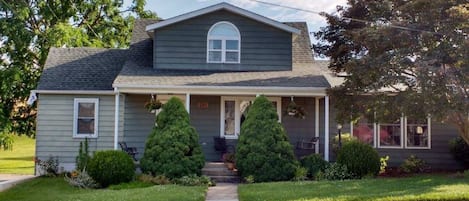 Main house. Drive behind to guesthouse beside detached garage